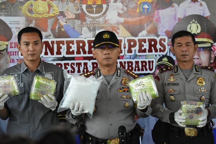 Kapolresta Pekanbaru Kombes Pol Susanto dan jajaran memperlihatkan barang bukti sabu yang berhasil ditangkap dari seorang kurir di Pekanbaru, Riau, Senin (22/7/2019).