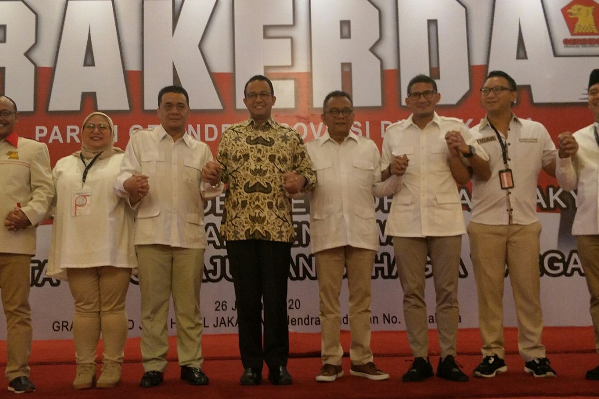 Calon wakil gubernur (cawagub) DKI Jakarta dari Partai Gerindra Ahmad Riza Patria (ketiga dari kiri) berdiri di samping Gubernur DKI Jakarta Anies Baswedan (keempat dari kiri) saat menghadiri pembukaan rakerda DPD Partai Gerindra DKI Jakarta di Hotel Grand Sahid Jaya, Jakarta Pusat, Minggu (26/1/2020).