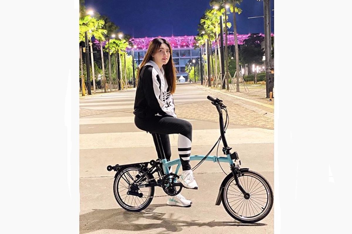 Penyanyi dangdut Via Vallen saat bersepeda dengan Brompton Turkish Green Black Edition miliknya.