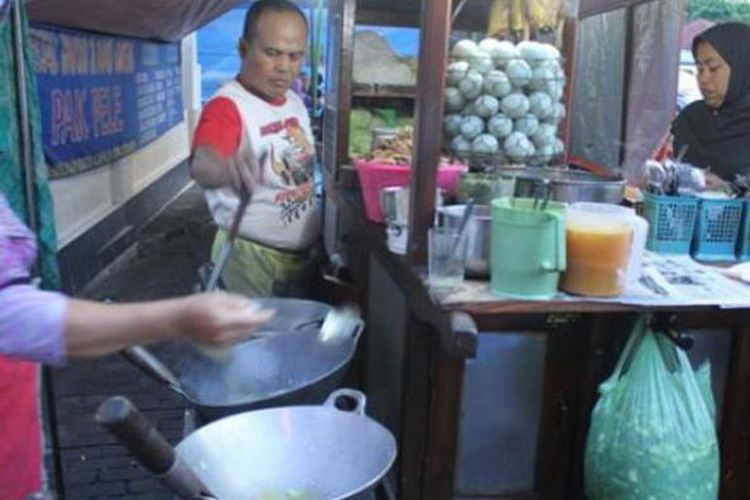 Bakmi Jawa Pak Pele berada di pojok timur bagian selatan Alun-alun Utara Yogyakarta, atau tepatnya di depan SD Keputran.  