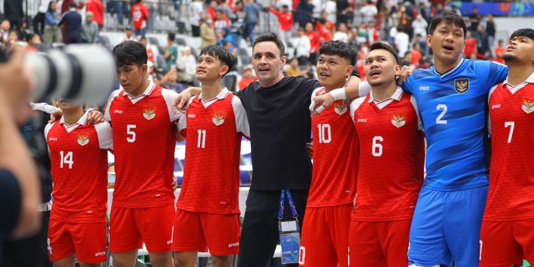 Timnas futsal Indonesia beserta pelatih menyapa penonton di tribun setelah pertandingan melawan Irak usai pada ajang AFC Futsal ASIAN CUP 2026 di Indonesia Arena, Jakarta Pusat, Sabtu (31/1/2026).