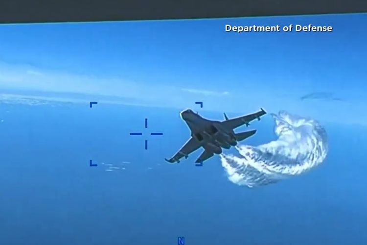 Tangkapan layar dari video detik-detik kecelakaan antara jet tempur Sukhoi Su-27 Rusia dengan drone MQ-9 Reaper milik AS di ketinggan di Laut Hitam, Selasa (14/3/2023).