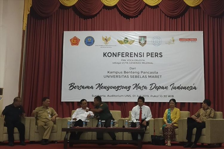 Konferensi pers PSM Voca Erudita sebagai Duta Generasi Milenial dari kampus Benteng Pancasila di Auditorium Haryo Mataram UNS Solo, Jawa Tengah, Senin (1/7/2019).