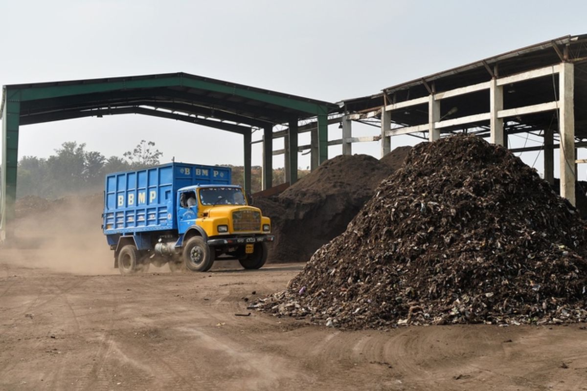 Truk pengangkut sampah di India.