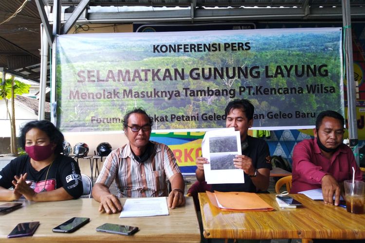 Perwakilan kelompok tani Desa Geleo Baru, Rinayati (kiri), Koordinator Forum Sempekat Petani Desa Geleo Asa dan Geleo Baru, Martidin (kedua dari kiri), Dinamisator Jatam Kaltim Pradarma Rupang (tengah) dan  Kornelis Detang (kanan) saat memberi keterangan pers di Samarinda, Senin (13/7/2020). 