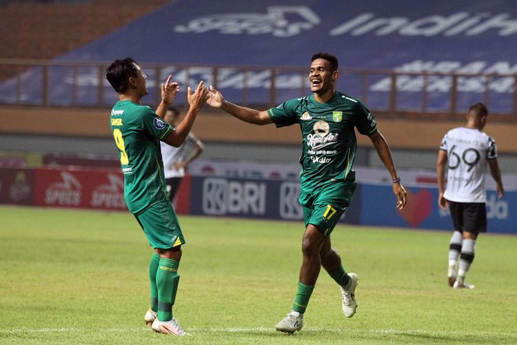 Pemain Persebaya Surabaya Ricky Kambuaya seusai mencetak gol ke gawang Persikabo 1973 saat pertandingan pekan ke 2 Liga 1 2021-2022 yang berakhir dengan skor 3-1 di Stadion Wibawa Mukti Cikarang, Sabtu (11/9/2021) malam.