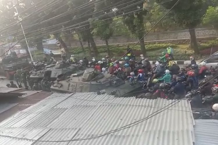 Titik penyekatan Pemberlakuan Pembatasan Kegiatan Masyarakat (PPKM) Darurat di Jalan Raya Lenteng Agung, Jagakarsa, Jakarta Selatan ditutup menggunakan mobil panser TNI dan kendaraan taktis milik polisi pada Senin (5/7/2021) pagi.