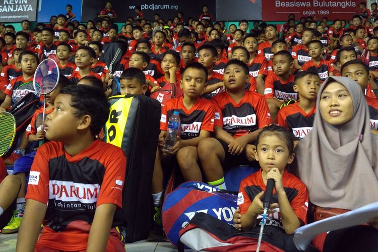 Salsabila peserta Audisi Djarum Beasiswa Bulutangkis 2017 duduk bersama seorang panitia di tribun GOR Bulutangkis Stadion Bima Kota Cirebon, Sabtu (22/7/2017). Permainan bocah tujuh tahun asal Indramayu ini sempat menjadi perhatian di tengah proses screening. Sejumlah peserta dan orang tua tak hentinya memberikan kekaguman berupa tepuk tangan dan sorak sorai. 