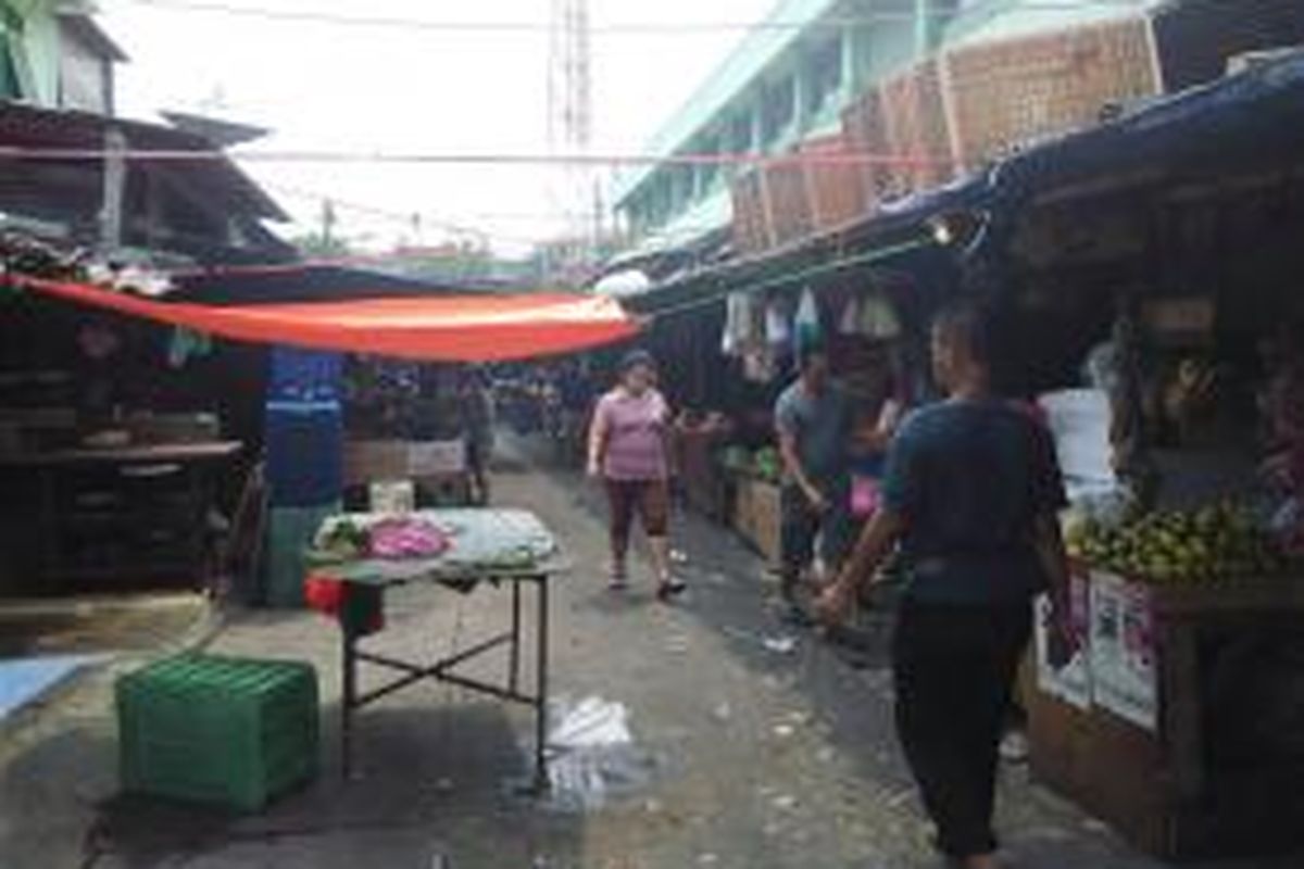 Lokasi berdagang yang dinilai Pemkot Jakarta Pusat menutupi saluran air di kawasan Pasar Karang Anyar, Sawah Besar.