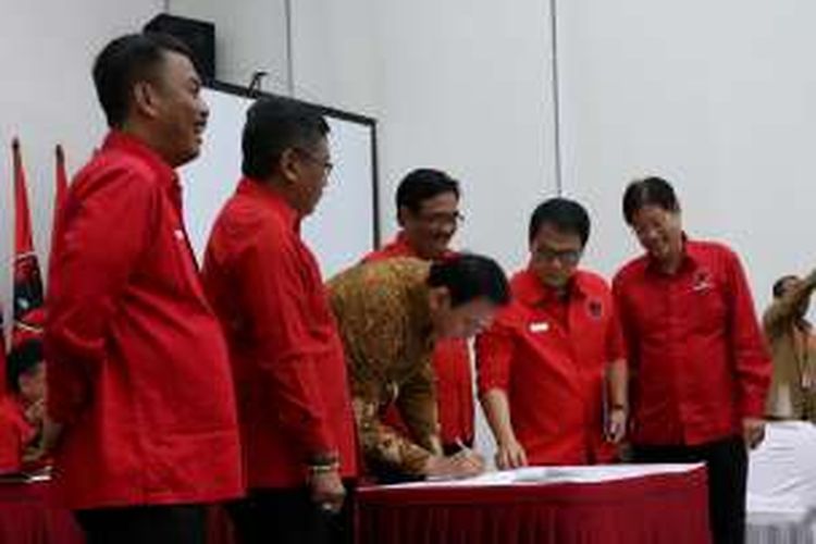 Ahok menandatangani kontrak politik dengan PDI P di Kantor DPP PDI Perjuangan, Jakarta, Senin (20/9/2016). Partai PDI P mengusung Ahok dan Djarot untuk pilkada DKI 2017 mendatang.