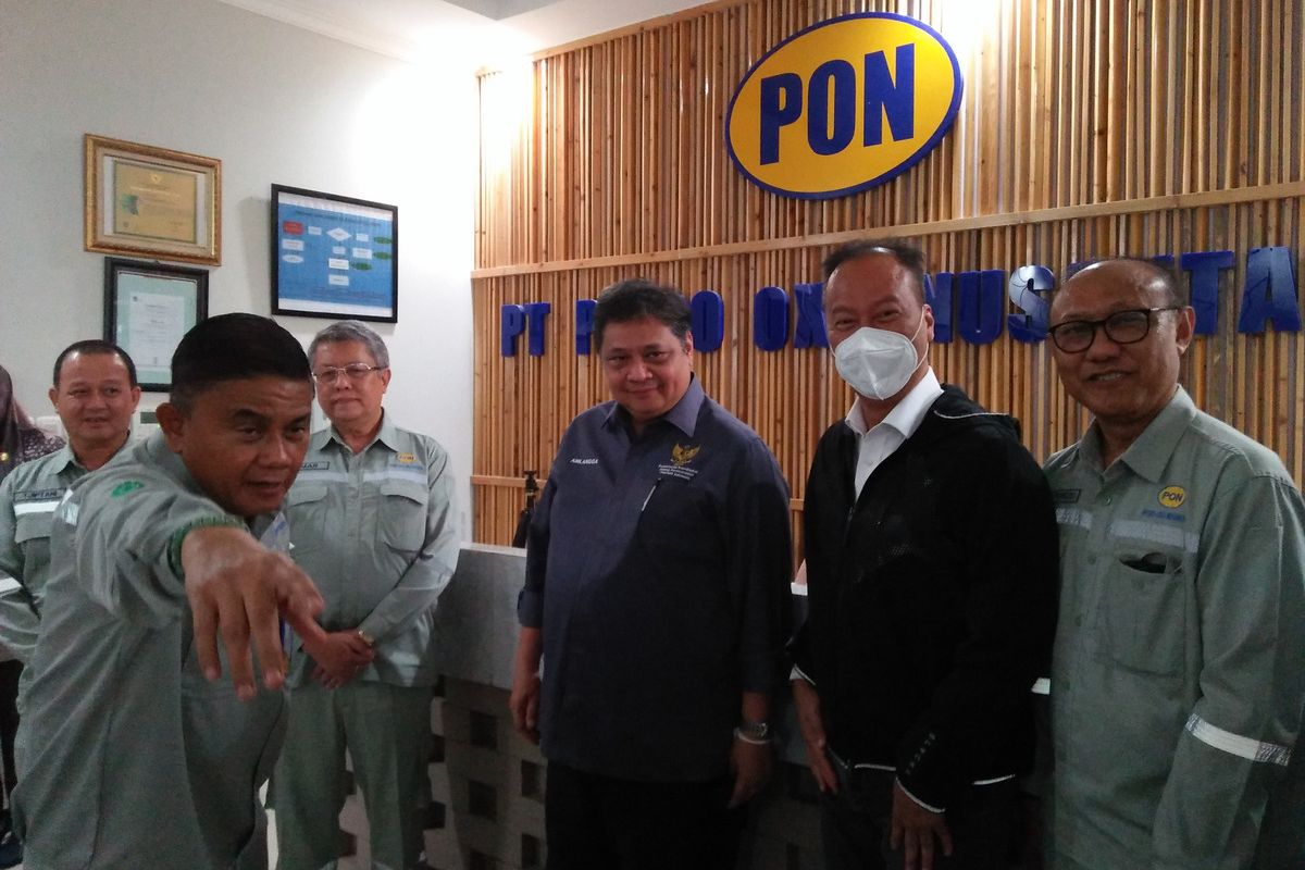 Presiden Direktur PT Petro Oxo Nusantara (PON) A. Jaya Martapa (menunjuk) mendampingi Menteri Koordinator Bidang Perekonomian Airlangga Hartarto (tengah) saat berkunjung, Kamis (2/2/2023).