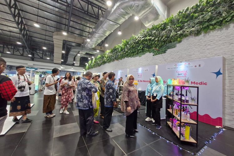 Suasana ruang pameran Cosmetic Day 2023 di AEON Tanjung Barat, Jakarta Selatan, Jumat (24/11/2023).