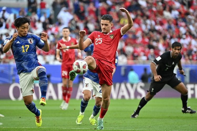 Aksi pemain Timnas Indonesia, Justin Hubner, saat berduel dengan pemain Jepang Reo Hatate pada laga Grup D Piala Asia 2023, Jepang vs Indonesia, di Stadion Al-Thumama, Doha, 24 Januari 2024. Jepang menang 3-1 dan memastikan diri lolos 16 besar sebagai runner-up Grup D. Terkini, penampilan Justin Hubner di J1 League mendapat pujian dari pelatih Cerezo Osaka, Akio Kogiku. 