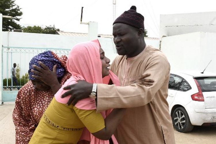 Anggota keluarga saling menghibur di luar Rumah Sakit Mame Abdoul Aziz Sy Dabakh, di mana 11 bayi meninggal akibat korsleting listrik, di Tivaouane, pada 26 Mei 2022. Sebanyak 11 bayi yang baru lahir meninggal dalam kebakaran rumah sakit di kota Tivaouane, Senegal barat, kata presiden negara itu akhir 25 Mei 2022. 