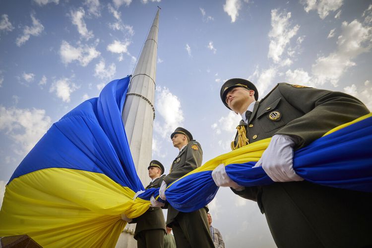 Dalam foto ini disediakan oleh Kantor Pers Kepresidenan Ukraina, tentara penjaga kehormatan bersiap untuk mengibarkan bendera nasional Ukraina selama perayaan Hari Bendera Negara di Kyiv, Ukraina, Selasa, 23 Agustus 2022.