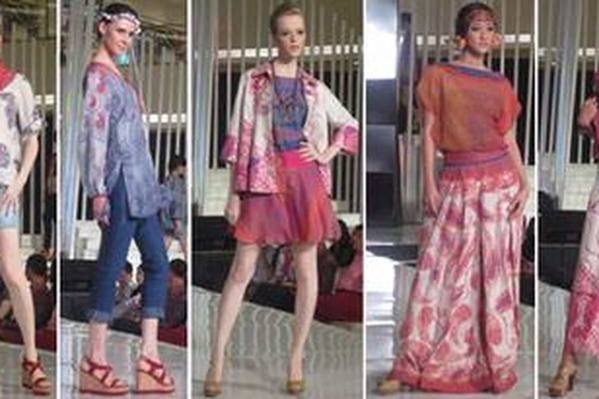 Koleksi terbaru Alleira ditampilkan di kegiatan Senayan City Fashion Nation, Kamis, 12/4/2012.