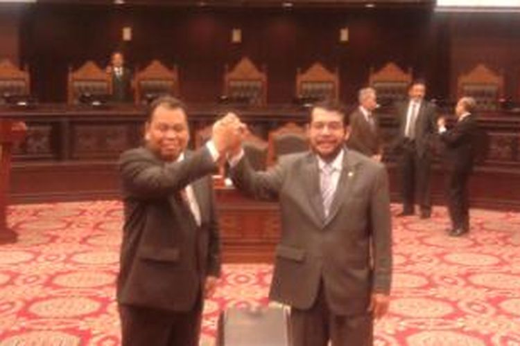 Ketua Mahkamah Konstitusi terpilih Arief Hidayat (kiri) dan Wakil Ketua Mahkamah Konstitusi terpilih Anwar Usman, seusai pemilihan Ketua dan Wakil Ketua MK, di ruang sidang utama Mahkamah Konstitusi, Jakarta Pusat, Senin (12/1/2015).
