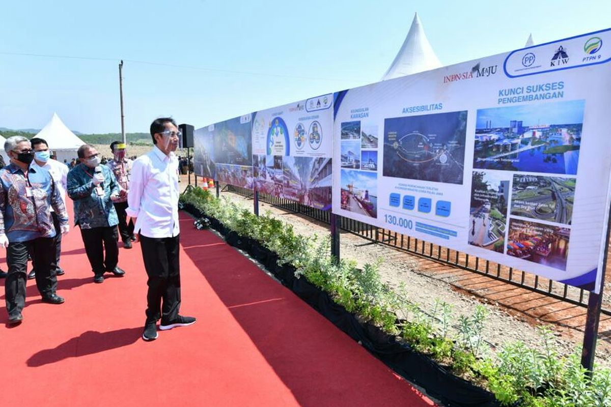 Presiden Jokowi melakukan peninjauan di lokasi Kawasan Industri Terpadu Batang dan Relokasi Investasi Asing ke Indonesia yang terletak di Desa Ketanggan. Kec Gringsing, Kabupaten Batang, Selasa 30/06/2020. Presiden Jokowi didampingi Menteri BKPM, Menteri BUMN, Menteri PUPR, Menteri Perhubungan dan Menseskab.