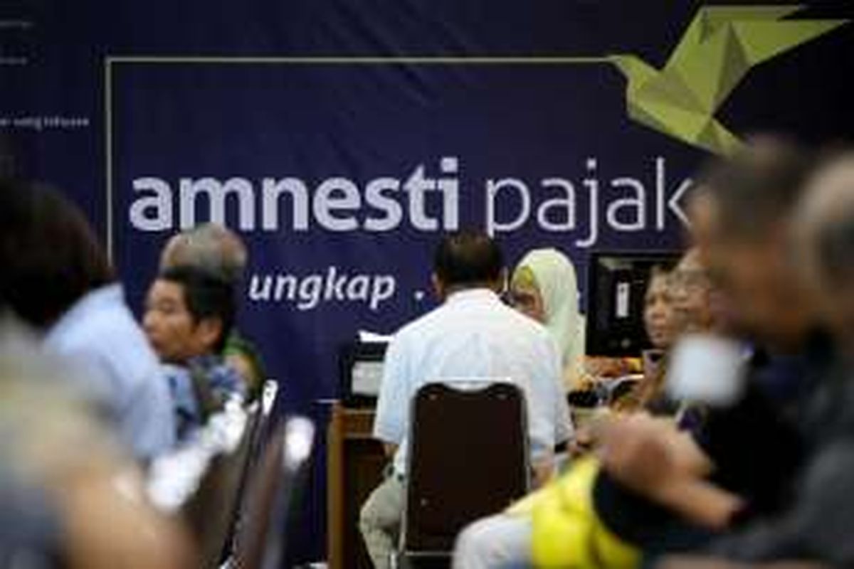 Petugas melayani warga yang mengikuti program pengampunan pajak (Tax Amnesty) di Kantor Pelayanan Pajak Pratama Kebayoran Lama, Jakarta Selatan, Jumat, 30/9/2016. Banyaknya warga yang antre sejak pagi karena hari ini merupakan hari terakhir periode I program tax amnesty.