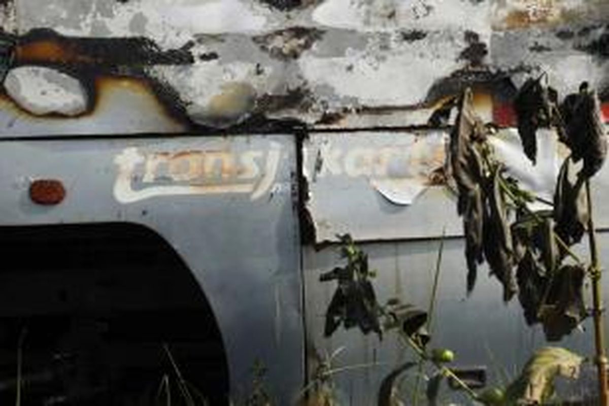 Puing bus transjakarta yang terbakar di pul PT Trans Batavia, Rawa Buaya, Jakarta Barat, Rabu (2/8/2015). Sebanyak 18 bus terbakar dari total 26 bus yang ada di pul yang akan dihancurkan dan diperbaiki.