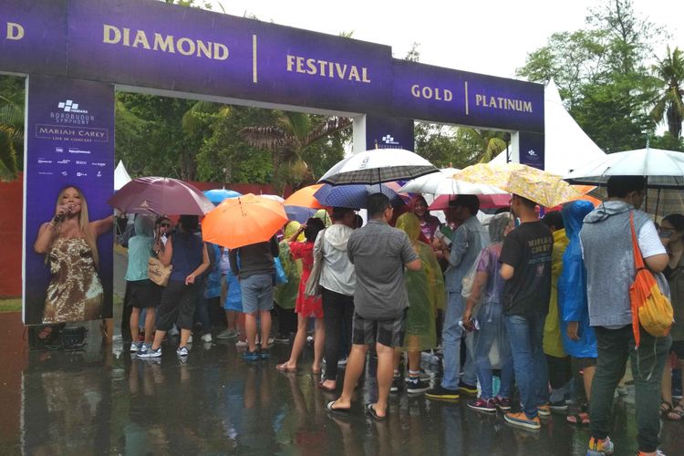 Antrean penonton di pintu masuk panggung utama konser Mariah Carey di kompleks Taman Wisata Candi Borobudur Magelang, Selasa (6/11/2018).