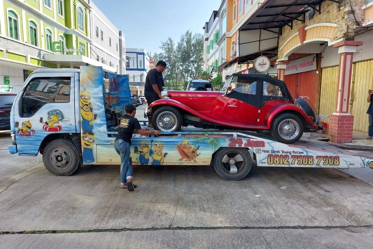 Komisi Pemberantasan Korupsi (KPK) mengangkut tiga mobil mewah mantan Kepala Bea dan Cukai Makassar Andhi Pramono di Batam, Kepulauan Riau ke Rumah Penyimpanan Benda Sitaan Negara (Rupbasan) Klas II Tanjungpinang, Kamis (21/9/2023). Sumber: Humas KPK