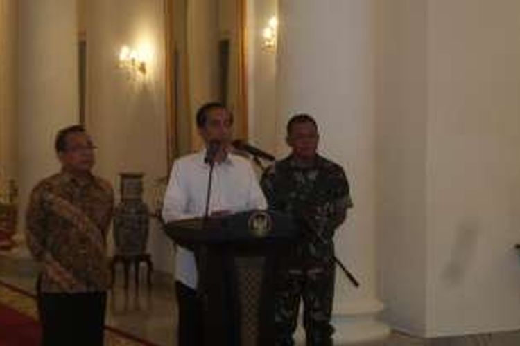 Presiden Joko Widodo didampingi Panglima TNI Jenderal Gatot Nurmantyo, Menteri Luar Negeri Retno Marsudi dan Mensesneg  Pratikno di Istana Bogor, Minggu (1/5/2016), saat mengumumkan keberhasilan pembebasan 10 WNI yang disandera Abb Sayyaf.