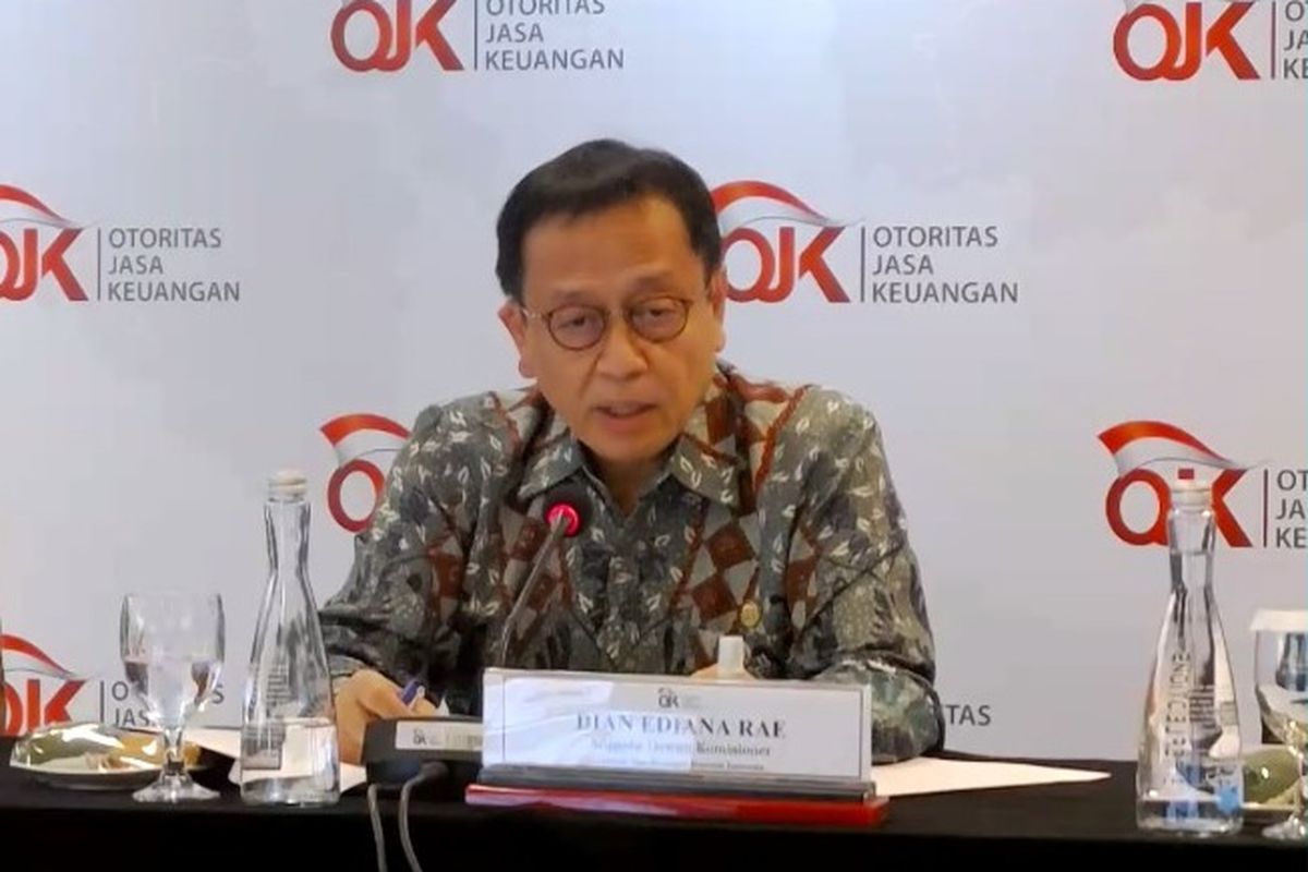 Kepala Eksekutif Pengawas Perbankan Otoritas Jasa Keuangan (OJK) Dian Ediana Rae saat konferensi pers RDK OJK Oktober 2022, Kamis (3/11/2022).