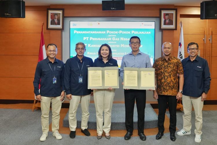 Direktur Sales dan Operasi PGN Ratih Esti Prihatini dan Direktur PT Kawasan Industri Mongondow (Kimong) Ervan Adi Nugroho menunjukan pokok-pokok kerja sama antara PGN dengan Kimong di Kantor PGN Pusat, Jakarta, Jumat (18/1/2024).