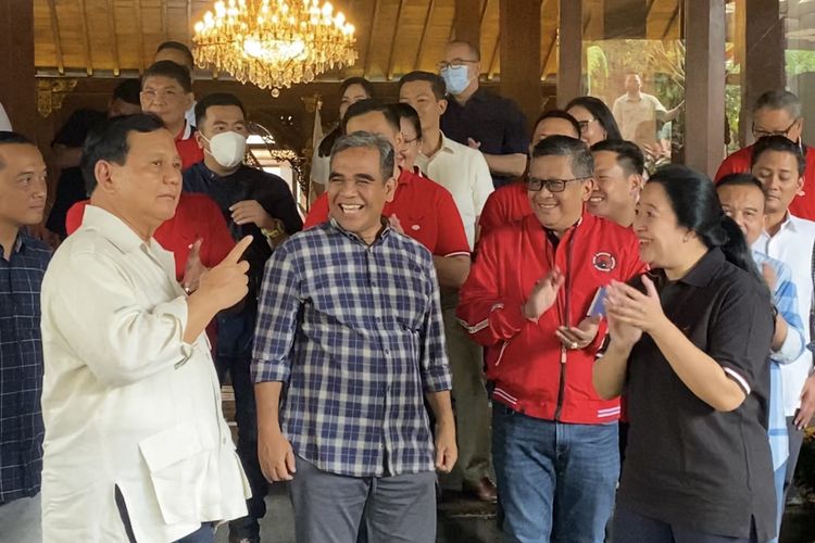 Ketua DPP PDI Perjuangan (PDI-P) Puan Maharani (kanan) bersama Ketua Umum Partai Gerindra Prabowo Subianto (kiri) di Hambalang, Bogor, Jawa Barat, Minggu (4/9/2022).