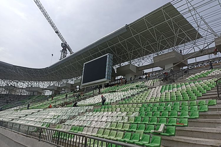 Suasana pembangunan Stadion Utama Sumatera Utara (Sumut) di Desa Sena, Kabupaten Deli Serdang pada Rabu (4/9/2024).