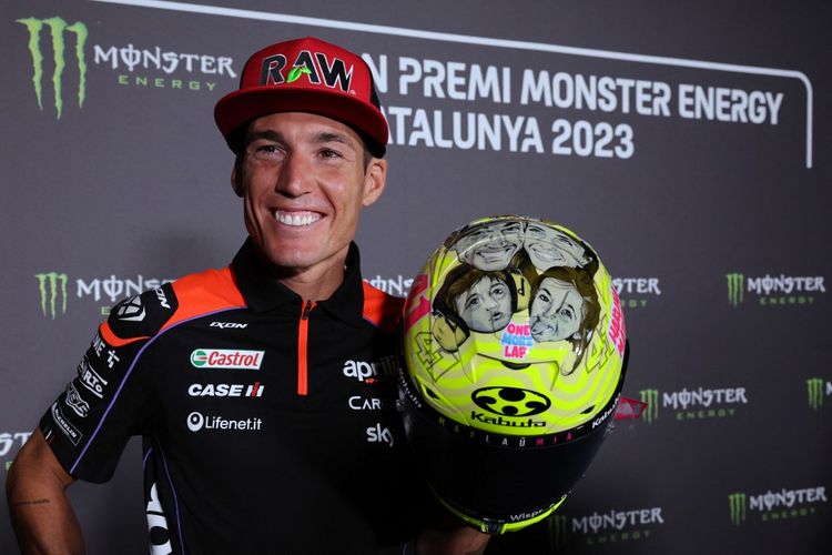  Pebalap Aprilia, Aleix Espargaro, memegang helmnya dengan tulisan satu lap lagi pada sesi konferensi pers jelang MotoGP Catalunya 2023 pada 31 Agustus 2023.
