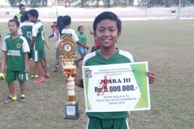 Pesepak bola muda asal Surabaya, Ahmad Faruq Idhom Afi yang kini terbaring sakit.