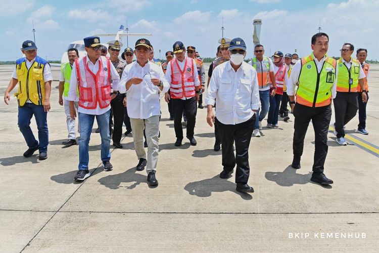 Menteri Koordinator (Menko) Bidang Pembangunan Manusia dan Kebudayaan (PMK) Muhadjir Effendy, didampingin Menteri Perhubungan (Menhub) Budi Karya Sumadi bersama Menteri PUPR Basuki Hadimuljono, meninjau kesiapan Bandara Kertajati, Minggu (9/4/2023).