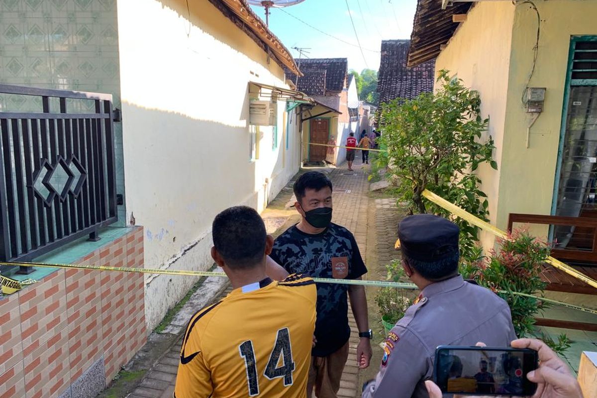 OLAH TKP--Kasat Reskrim Polres Madiun Kota, AKP Tatar Hernawan sementara melakuka olah tempat kejadian perkara kasus pembunuhan pensiunan PNS RRI Madiun di gang dua, Jalan Sentul, Kelurahan Banjarejo, Kecamatan Taman, Kota Madiun, Jawa Timur, Kamis (2/6/2022) pagi. 