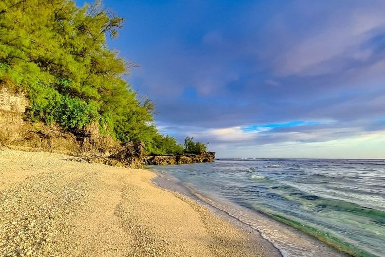 Pemandangan salah satu pantai di Atiu, Kepulauan Cook (dok. Instagram @cookislands).