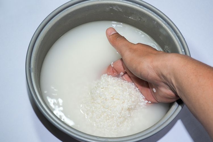 Ilustrasi mencuci beras. Air cucian beras adalah salah satu sumber pupuk alami untuk tanaman.