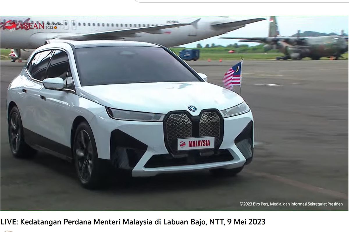 Mobil Perdana Menteri Malaysia Anwar Ibrahim ialah BMW iX dengan pelat nomor dan bendera Malaysia.