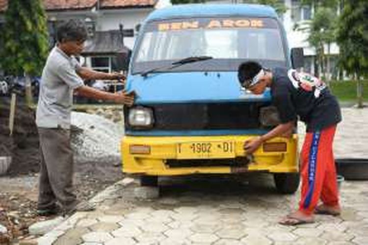 Anak-anak bisa membantu pekerjaan orang dewasa yang tinggal serumah dengan dirinya. Banyak hal bisa dikerjakan, dari membuat peuyeum, keramik sampai mencuci angkot.