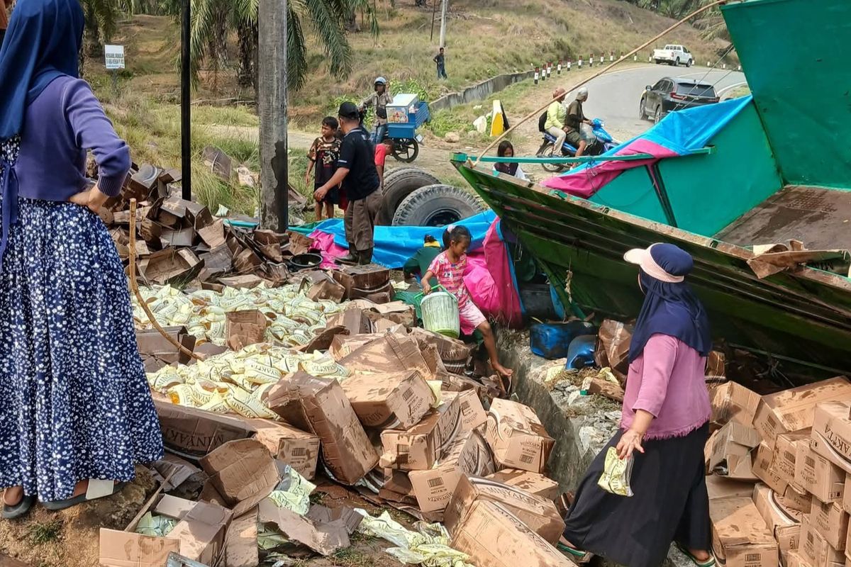 Truk Pengangkut Minyakita Terperosok ke Parit di Mamuju Tengah, Sopir ...