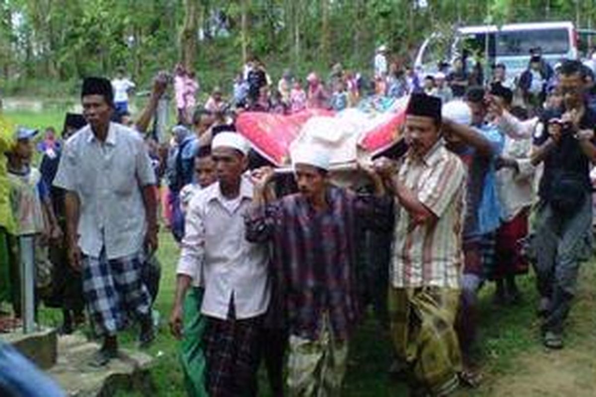 Warga menggotong tubuh Abdul Hayyi saat tenaga kerja Indonesia itu tiba di rumahnya di Sampang, Madura, Jawa Timur, Minggu (28/10/2012). Abdul Hayyi sudah mengalami koma empat bulan di tempat kerjanya di Malaysia.