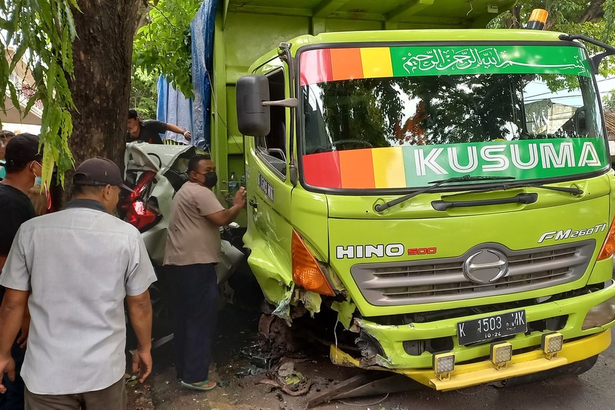 Kondisi mobil Honda Jazz yang ringsek akibat ditabrak mobil truk tronton yang mengalami rem blong di Tuban