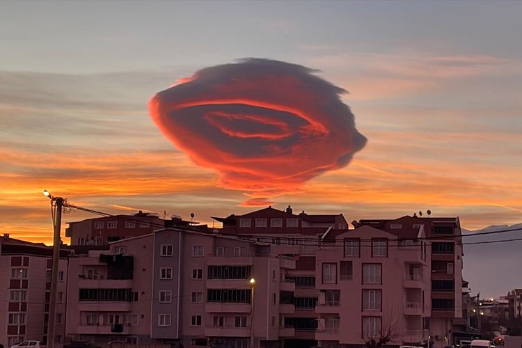Awan lenticular di Turkiye yang viral di media sosial, sempat dikira munculnya UFO. 