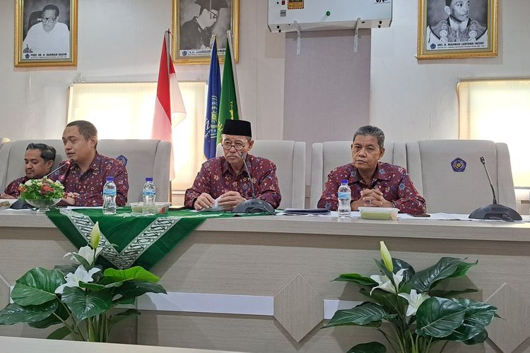Rektor Unismuh Makassar, Prof Ambo Asse (tengah) saat jumpa pers di Menara 17 Iqra Unismuh Makassar, Senin (12/6/2023)