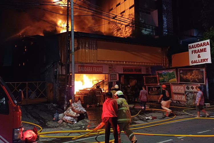 Kebakaran melanda toko pigura yang terletak di Jalan Mampang Prapatan Raya, Jakarta Selatan, Kamis (18/4/2024).