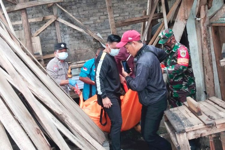 Sejumlah petugas membawa jasad seorang pedagang es keliling di Cianjur, Jawa Barat, yang ditemukan tewas di lantai atas bangunan ruko, Senin (29/1/2024)