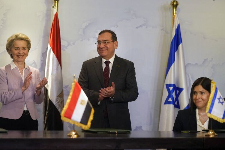 Presiden Komisi Uni Eropa Ursula von der Leyen, kiri, Menteri Perminyakan Mesir Tarek El-Molla, tengah, dan dan Menteri Energi Israel Menteri Energi Israel Karine Elharrar, merayakan setelah menandatangani kesepakatan untuk meningkatkan gas Mediterania Timur ekspor ke Eropa, di Kairo, Mesir, Rabu, 15 Juni 2022.