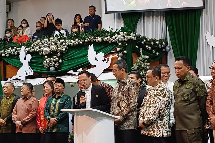 Pj Gubernur DKI Jakarta Heru Budi Hartono saat berkunjung ke GKI Gunung Sahari menjelang Misa Malam Natal, Minggu (24/12/2023).