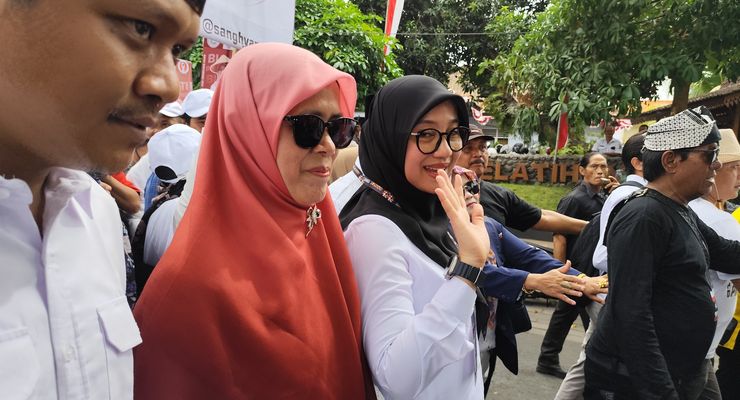 Pilkada Banyuwangi 2024, Ipuk-Mujiono Jalan Kaki Diarak Barong Saat Daftar ke KPU