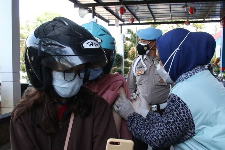 Revanka (15) remaja asal Kota Malang saat disuntik vaksin Covid-19 dalam vaksinasi drive thru di Stadion Gajayana Kota Malang, Rabu (13/10/2021).
